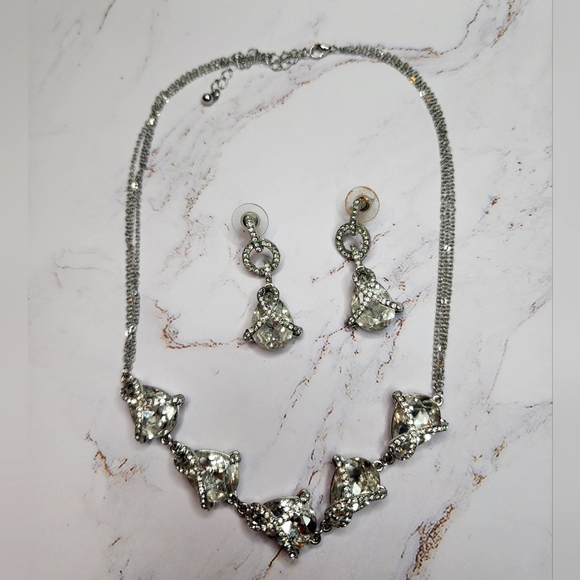 Set Silver Rhinestone Necklace & matching Earrings - Picture 1 of 9